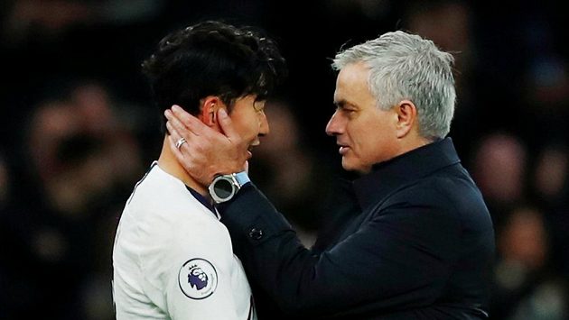 Fotbalista Heung-min Son a kouč Tottenhamu Hotspur José Mourinho po konci utkání 16. kola Premier League proti Burnley. Fotbalista Heung-min Son a kouč Tottenhamu Hotspur José Mourinho po konci utkání 16. kola Premier League proti Burnley.