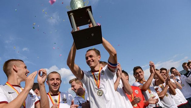 Fotbalisté Sparty vyhráli Letní ligový pohár Prahy, ve finále porazili Loko Vltavín. Vítěznou trofej drží obránce Ondřej Švejdík. Fotbalisté Sparty vyhráli Letní ligový pohár Prahy, ve finále porazili Loko Vltavín. Vítěznou trofej drží obránce Ondřej Švejdík.