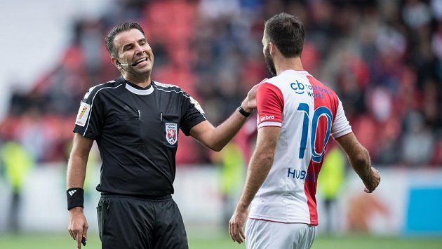 Rozhodčí Jan Jílek a slávista Josef Hušbauer během derby. Rozhodčí Jan Jílek a slávista Josef Hušbauer během derby.