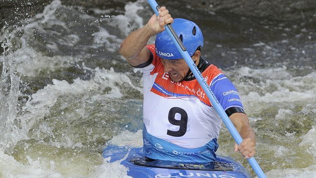 Jiří Prskavec se pere s tratí na kanálu v Praze-Troji. Jiří Prskavec se pere s tratí na kanálu v Praze-Troji.