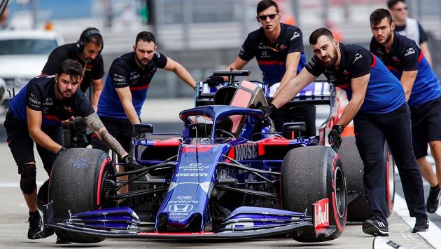 Mechanici týmu Toro Rosso tlačí monopost Rusa Daniila Kvjata. Mechanici týmu Toro Rosso tlačí monopost Rusa Daniila Kvjata.