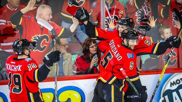 Útočník Calgary Michael Frolík (vpravo) slaví se spoluhráči Giordanem a Tkachukem rozhodující gól proti Arizoně. Útočník Calgary Michael Frolík (vpravo) slaví se spoluhráči Giordanem a Tkachukem rozhodující gól proti Arizoně.