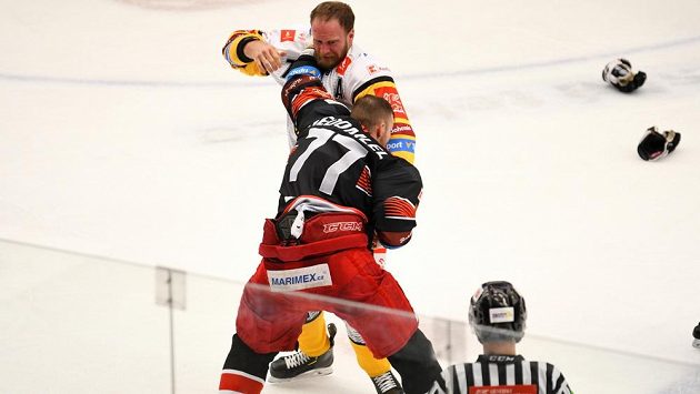 David Štich (čelem) a Richard Nedomlel a jejich bitka v nedělním utkání Tipsport extraligy. David Štich (čelem) a Richard Nedomlel a jejich bitka v nedělním utkání Tipsport extraligy.