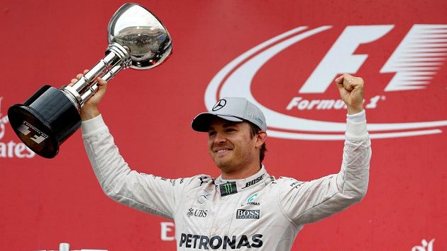 Nico Rosberg se raduje z triumfu v Suzuce. Nico Rosberg se raduje z triumfu v Suzuce.