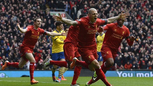 Obránce Liverpoolu Martin Škrtel (uprostřed) oslavuje svou první branku proti Arsenalu. Obránce Liverpoolu Martin Škrtel (uprostřed) oslavuje svou první branku proti Arsenalu.