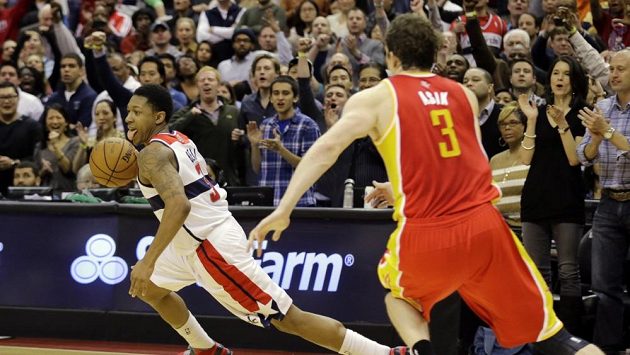 Washington táhl s 20 body Bradley Beal (vlevo). Washington táhl s 20 body Bradley Beal (vlevo).