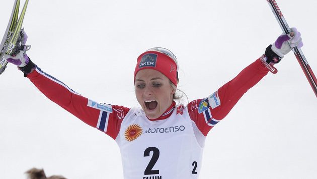 Norský běžkyně na lyžích Therese Johaugová bouřlivě oslavuje triumf ve skiatlonu na MS ve Falunu. Norský běžkyně na lyžích Therese Johaugová bouřlivě oslavuje triumf ve skiatlonu na MS ve Falunu.