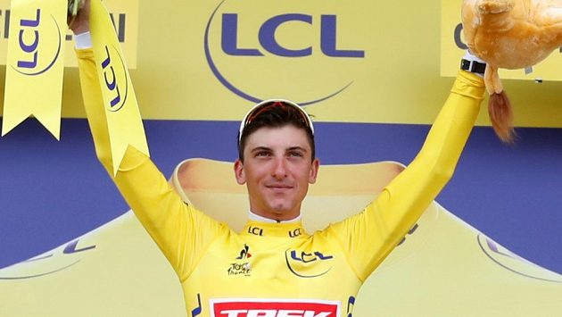 Giulio Ciccone na pódiu ve žlutém trikotu Giulio Ciccone na pódiu ve žlutém trikotu