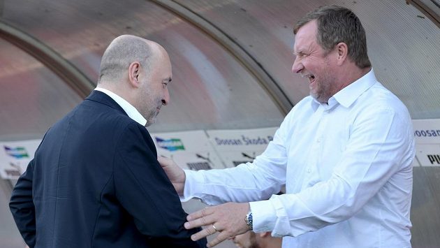 Reprezentační trenér a bývalý kouč Viktorie Pavel Vrba (vpravo) a majitel plzeňského klubu Tomáš Paclík během benefičního utkání "Horviho poslední desítka" v Doosan Areně. Reprezentační trenér a bývalý kouč Viktorie Pavel Vrba (vpravo) a majitel plzeňského klubu Tomáš Paclík během benefičního utkání "Horviho poslední desítka" v Doosan Areně.