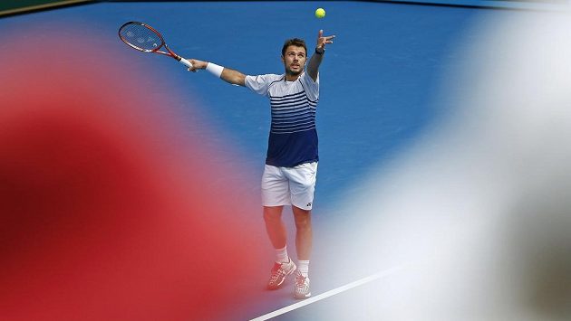 Švýcar Stanislav Wawrinka během utkání s Marselem Ilhanem z Turecka. Švýcar Stanislav Wawrinka během utkání s Marselem Ilhanem z Turecka.