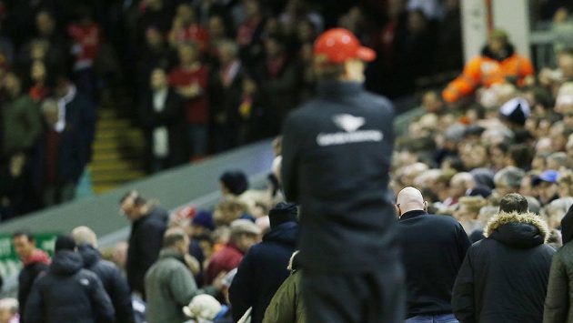 Liverpoolský trenér Jürgen Klopp sleduje, jak fanoušci opouštějí stadión před koncem duelu s Crystal Palace. Liverpoolský trenér Jürgen Klopp sleduje, jak fanoušci opouštějí stadión před koncem duelu s Crystal Palace.