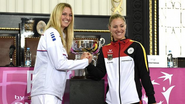 Česká tenistka Petra Kvitová (vlevo) a Angelique Kerberová z Německa během losování finále Fed Cupu na Staroměstské radnici v Praze. Česká tenistka Petra Kvitová (vlevo) a Angelique Kerberová z Německa během losování finále Fed Cupu na Staroměstské radnici v Praze.