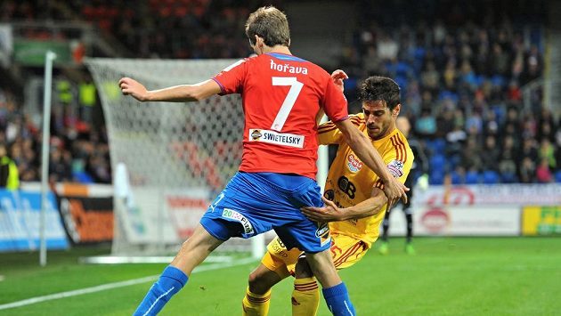 Tomáše Hořavu z Plzně (vlevo) brání José Romera z Dukly. Tomáše Hořavu z Plzně (vlevo) brání José Romera z Dukly.