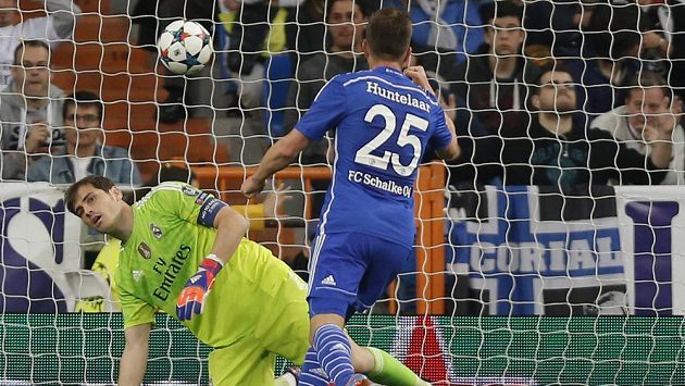 Fotbalista Schalke Klaas-Jan Huntelaar (vpravo) překonává gólmana Realu Madrid Ikera Casillase (vlevo). Fotbalista Schalke Klaas-Jan Huntelaar (vpravo) překonává gólmana Realu Madrid Ikera Casillase (vlevo).