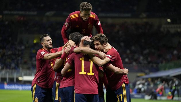 Fotbalisté Španělska slaví. V úvodním semifinále Ligy národů v Miláně porazili úřadující mistry Evropy z Itálie 2:1. Fotbalisté Španělska slaví. V úvodním semifinále Ligy národů v Miláně porazili úřadující mistry Evropy z Itálie 2:1.