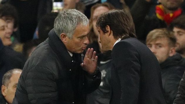 Tvé chování je nezdvořilé, vyčetl José Mourinho (vlevo) Antoniovi Kontemu. Tvé chování je nezdvořilé, vyčetl José Mourinho (vlevo) Antoniovi Kontemu.
