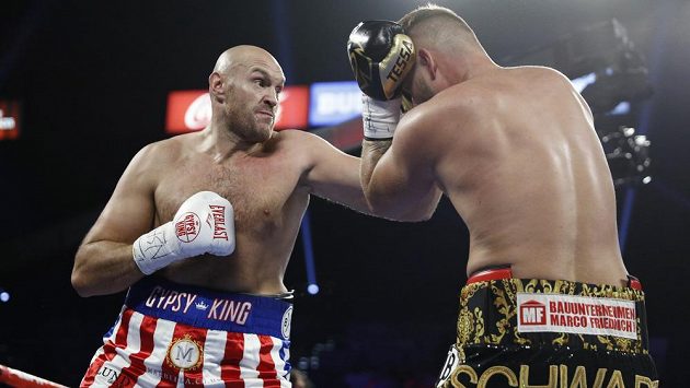 Tyson Fury (vlevo) trefuje Němce Schwarze v zápase těžké váhy v americkém Las Vegas. Tyson Fury (vlevo) trefuje Němce Schwarze v zápase těžké váhy v americkém Las Vegas.