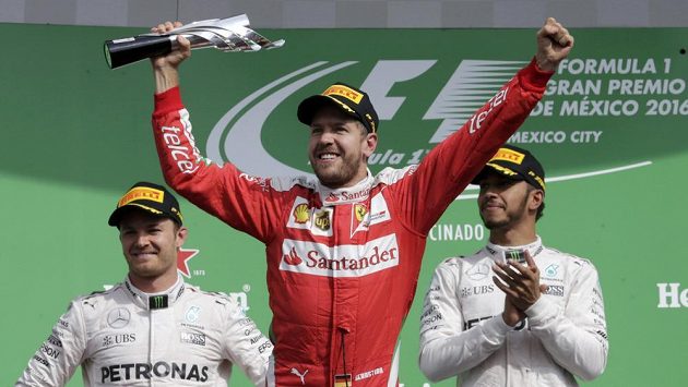 Němec Sebastian Vettel ze stáje Ferrari se sice z třetího místa radoval, oficiálně však nakonec skončil až pátý. Němec Sebastian Vettel ze stáje Ferrari se sice z třetího místa radoval, oficiálně však nakonec skončil až pátý.