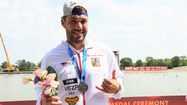 Josef Dostál už má na krku stříbro z mistrovství světa v Szegedu. Josef Dostál už má na krku stříbro z mistrovství světa v Szegedu.