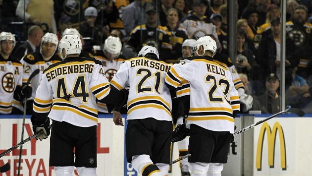 Loui Eriksson (uprostřed) z Bostonu utržil ránu do hlavy od útočníka Buffala Johna Scotta a zápas nedohrál. Loui Eriksson (uprostřed) z Bostonu utržil ránu do hlavy od útočníka Buffala Johna Scotta a zápas nedohrál.