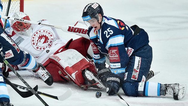 Ondřej Chrtek (vpravo) z Liberce a brankář Šimon Hrubec z Třince. Ondřej Chrtek (vpravo) z Liberce a brankář Šimon Hrubec z Třince.