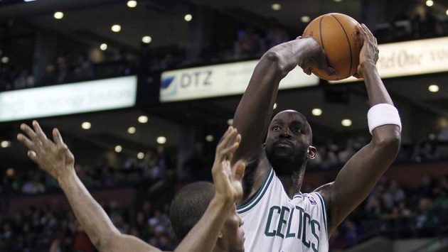 Kevin Garnett (vpravo) překonal jako šestnáctý hráč v historii soutěže hranici 25 tisíc bodů. Kevin Garnett (vpravo) překonal jako šestnáctý hráč v historii soutěže hranici 25 tisíc bodů.