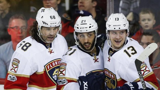 Hokejisté Floridy Vincent Trocheck (uprostřed), Jaromír Jágr (vlevo) a Mark Pysyk oslavují gól na ledě Calgary, kde však nakonec Panteři prohráli. Hokejisté Floridy Vincent Trocheck (uprostřed), Jaromír Jágr (vlevo) a Mark Pysyk oslavují gól na ledě Calgary, kde však nakonec Panteři prohráli.