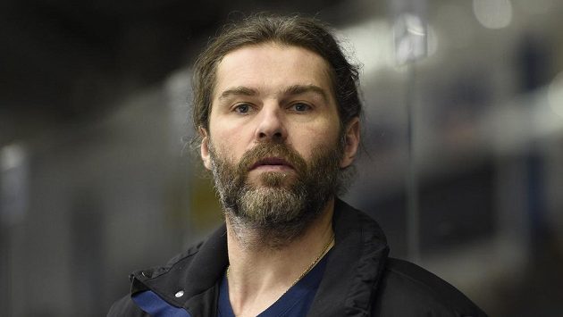 Jaromír Jágr na kladenské střídačce při utkání s Litvínovem. Jaromír Jágr na kladenské střídačce při utkání s Litvínovem.