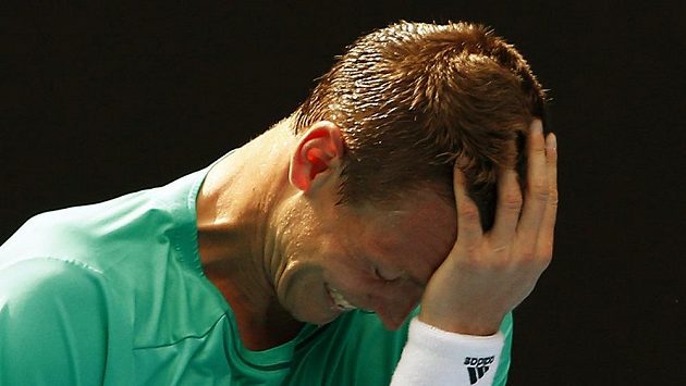 Gesto zklamání Tomáše Berdycha během utkání s Rogerem Federerem. Gesto zklamání Tomáše Berdycha během utkání s Rogerem Federerem.