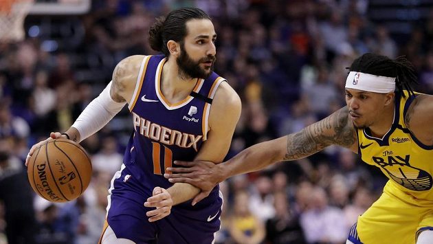 Španělský rozehrávač Ricky Rubio (11) v dresu Phoenixu a Damion Lee z Golden State. Španělský rozehrávač Ricky Rubio (11) v dresu Phoenixu a Damion Lee z Golden State.