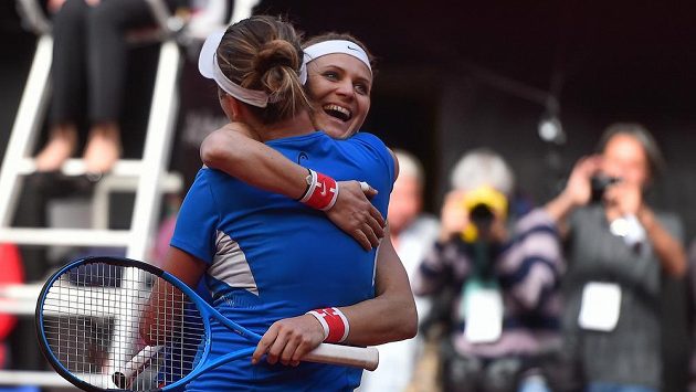 Fedcupový konec. Lucie Šafářová a Barbora Krejčíková (zády) z ČR se radují, poté co porazily Kanaďanky Gabrielu Dabrowskou a Sharon Fichmanovou. Pro Šafářovou to byl poslední zápas za reprezentaci, po Roland Garros ukončí kariéru. Fedcupový konec. Lucie Šafářová a Barbora Krejčíková (zády) z ČR se radují, poté co porazily Kanaďanky Gabrielu Dabrowskou a Sharon Fichmanovou. Pro Šafářovou to byl poslední zápas za reprezentaci, po Roland Garros ukončí kariéru.