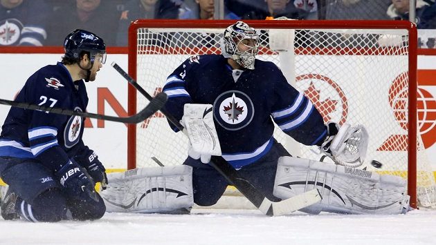 Brankář Ondřej Pavelec dostal nového trenéra. Brankář Ondřej Pavelec dostal nového trenéra.
