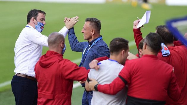 Radost ostravské lavičky z třetí branky, třetí zleva je trenér Ostravy Luboš Kozel. Radost ostravské lavičky z třetí branky, třetí zleva je trenér Ostravy Luboš Kozel.