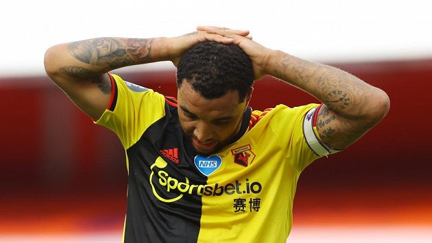 Watfordský Troy Deeney po porážce s Arsenalem. Watfordský Troy Deeney po porážce s Arsenalem.