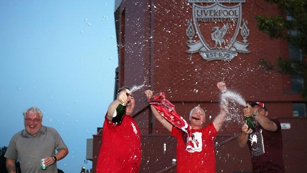 Fanoušci Liverpoolu slaví 19. mistrovský titul v historii. Fanoušci Liverpoolu slaví 19. mistrovský titul v historii.