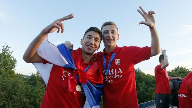 Marko Grujič (vlevo) a Ivan Šaponjič poté, co byli uvítáni doma v Srbsku po triumfu na letošním MS do 20 let na Novém Zélandu. Marko Grujič (vlevo) a Ivan Šaponjič poté, co byli uvítáni doma v Srbsku po triumfu na letošním MS do 20 let na Novém Zélandu.
