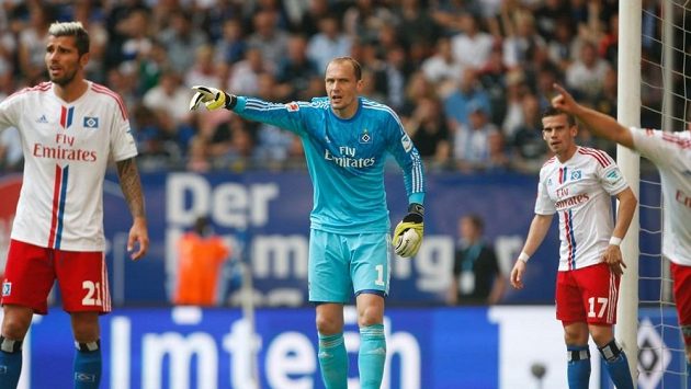 Brankář Hamburku Jaroslav Drobný si diriguje obranu. Brankář Hamburku Jaroslav Drobný si diriguje obranu.