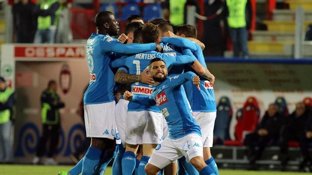 Hrdina Neapole Marek Hamšík v klubku spoluhráčů po vítězné trefě nad Crotone. Hrdina Neapole Marek Hamšík v klubku spoluhráčů po vítězné trefě nad Crotone.