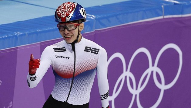 Korejec Lim Hjo-čun se raduje z triumfu v úvodním závodu v shorttracku na 1500 metrů. Korejec Lim Hjo-čun se raduje z triumfu v úvodním závodu v shorttracku na 1500 metrů.