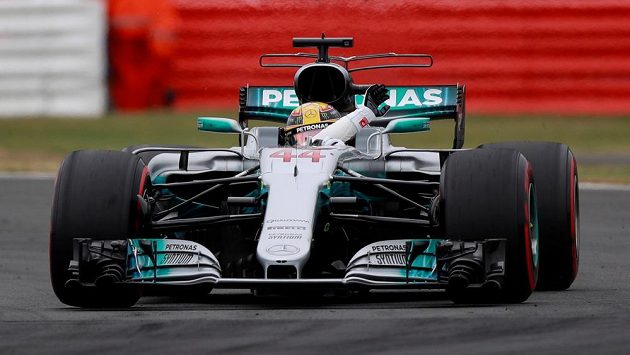 Lewis Hamilton zdraví diváky v Silverstonu po úspěšně zvládnuté kvalifikaci. Lewis Hamilton zdraví diváky v Silverstonu po úspěšně zvládnuté kvalifikaci.
