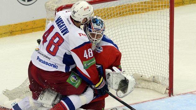 Igor Musatov z Lokomotivu Jaroslavl měl v pátek den plný "blikanců". Takhle nešetrně atakoval při druhém semifinálovém duelu KHL gólmana Lva Praha Petriho Vehanena. Igor Musatov z Lokomotivu Jaroslavl měl v pátek den plný "blikanců". Takhle nešetrně atakoval při druhém semifinálovém duelu KHL gólmana Lva Praha Petriho Vehanena.