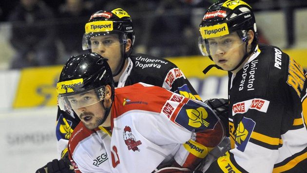 Rostislav Marosz (vepředu) z Olomouce a litvínovští Filip Pavlík (vlevo) a Tomáš Pavelka. Rostislav Marosz (vepředu) z Olomouce a litvínovští Filip Pavlík (vlevo) a Tomáš Pavelka.
