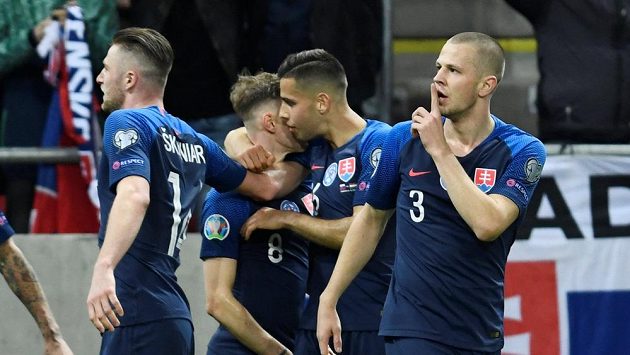 Slovenský fotbalista Ondrej Duda slaví se spoluhráči gól v síti Maďarska v kvalifikaci o postup na EURO 2020. Slovenský fotbalista Ondrej Duda slaví se spoluhráči gól v síti Maďarska v kvalifikaci o postup na EURO 2020.