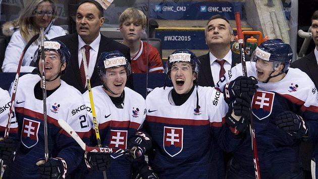 Slovenští hokejisté se radují z vítězství nad Švédskem v boji o bronz na MS do dvaceti let. Slovenští hokejisté se radují z vítězství nad Švédskem v boji o bronz na MS do dvaceti let.