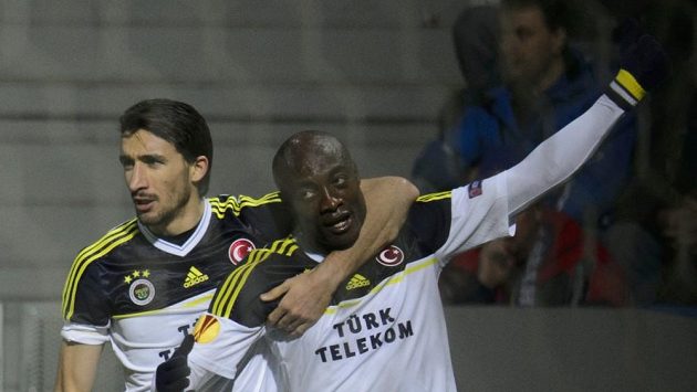 Hráči Fenerbahce se radují z gólu. Hráči Fenerbahce se radují z gólu.