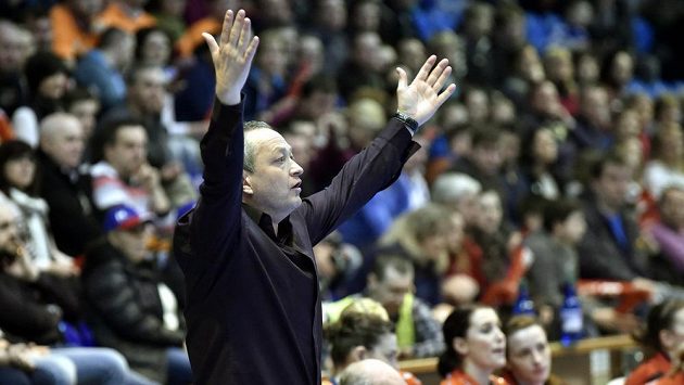 Trenér českých házenkářek Jan Bašný během kvalifikačního utkání mistrovství Evropy 2016 se Srbskem. Trenér českých házenkářek Jan Bašný během kvalifikačního utkání mistrovství Evropy 2016 se Srbskem.
