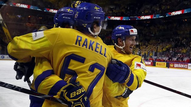 Švédský hokejista Mika Zibanejad slaví se spoluhráči gól proti Rusku. Švédský hokejista Mika Zibanejad slaví se spoluhráči gól proti Rusku.