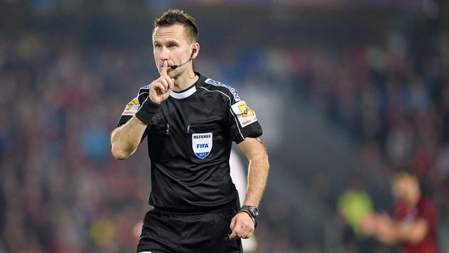 Rozhodčí Radek Příhoda během utkání Sparty s Plzní. Rozhodčí Radek Příhoda během utkání Sparty s Plzní.