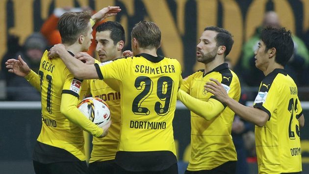 Fotbalisté Dortmundu se radují z gólu v utkání proti Hamburku. Fotbalisté Dortmundu se radují z gólu v utkání proti Hamburku.