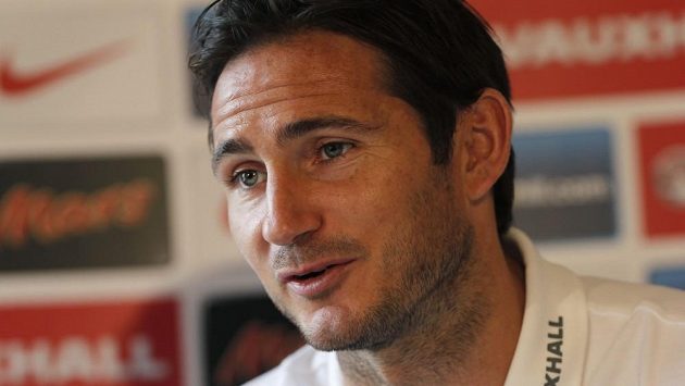 Frank Lampard na tiskové konferenci před zápasem s Ukrajinou. Frank Lampard na tiskové konferenci před zápasem s Ukrajinou.